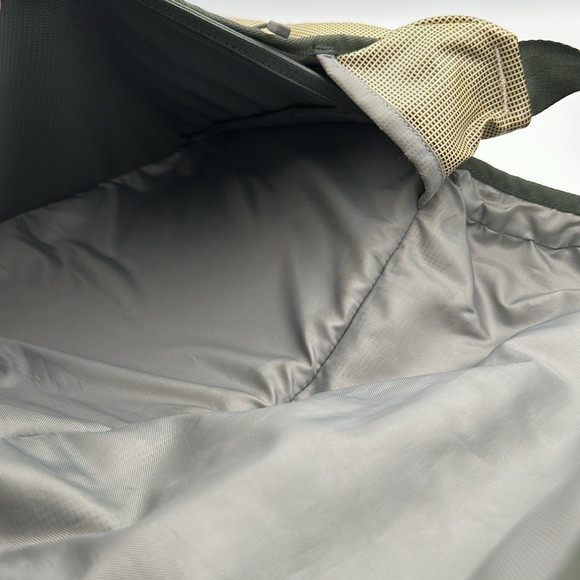 Vintage Patagonia Black Hole Messenger Laptop Bag Cross Body Green Reflective - Picture 8 of 14